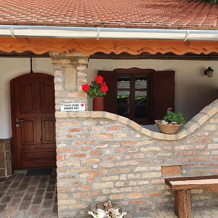 Neptun Porta Es Vendeghaz Apartment *